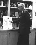 Charles A. Lindbergh explaining his heart perfusion pump to Dr. William Glenn and others at the Yale Medical School.
